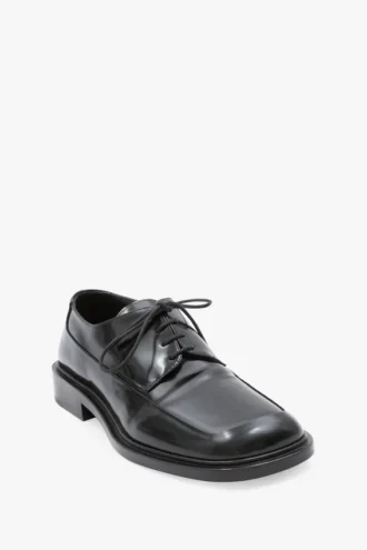 Flat lace-up shoe in black leather